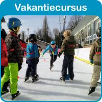 Je hebt les op de publieke uren. Op de QR-code staan zes entrees, vijf voor de lessen en één om een keer vrij te komen schaatsen. De 5 lessen kunnen alleen gevolgd worden op de lesdata waarvoor je ingeschreven staat, overgebleven tegoeden zijn te gebruiken om vrij te schaatsen tot en met 31 december 2024.